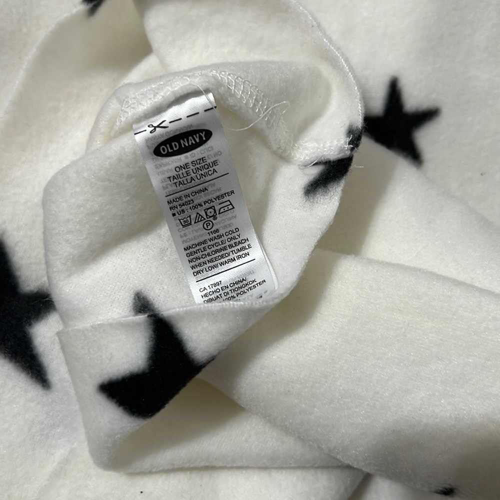 Neverworn old navy scarf, it could be a kids scarf too.